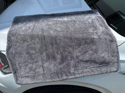 Erixen Mikrofaser Trockentuch auf einer Fahrzeugoberfläche, zeigt die saugstarke Textur für streifenfreies Trocknen.