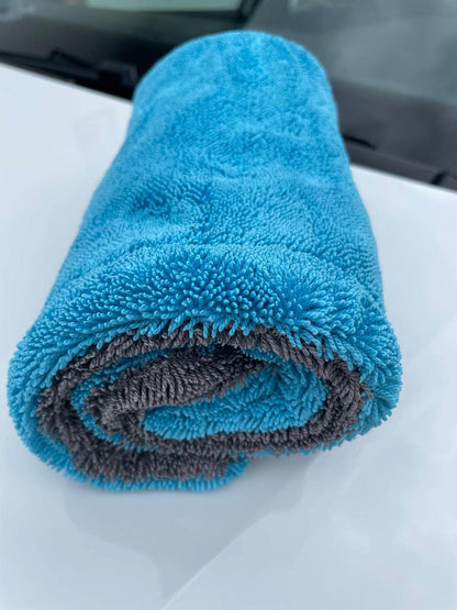 Erixen Mikrofaser Trockentuch, blau, gerollt, ideal für streifenfreies Trocknen von Fahrzeugen.